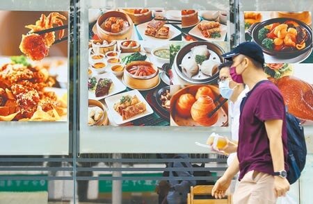 本土疫情趨緩,全台三級警戒再延長兩周至7月26日,但餐廳、電影院、博物館等將適度鬆綁,餐飲場所符合指引可以內用,不過民眾想同桌聊天吃美食得再等等。(陳俊吉攝)