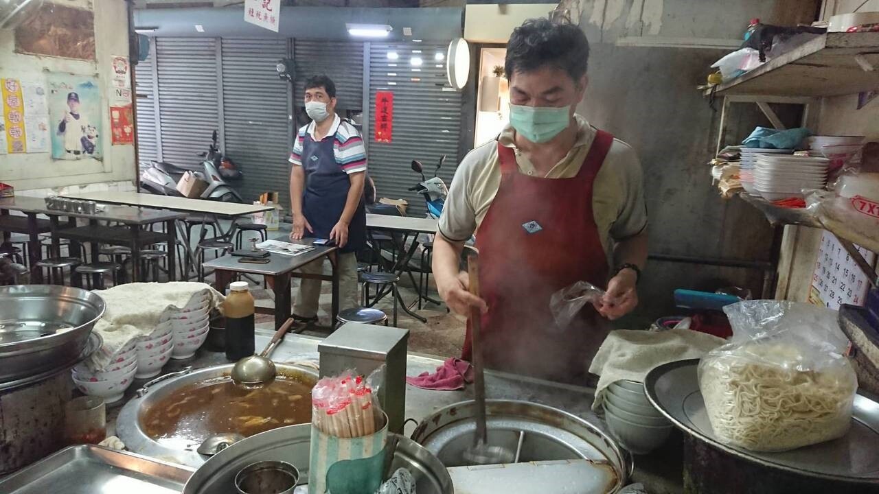 台南市中西區國華街鄭記土魠魚羹停業近兩個月後,今天開店。記者鄭惠仁/攝影
