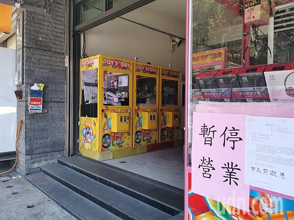 中央流行疫情指揮中心今宣布，抓娃娃機店二、三級警戒延長仍須關閉，業者直言「看不懂決策者邏輯」，許多人快餓死了！記者卜敏正／攝影 