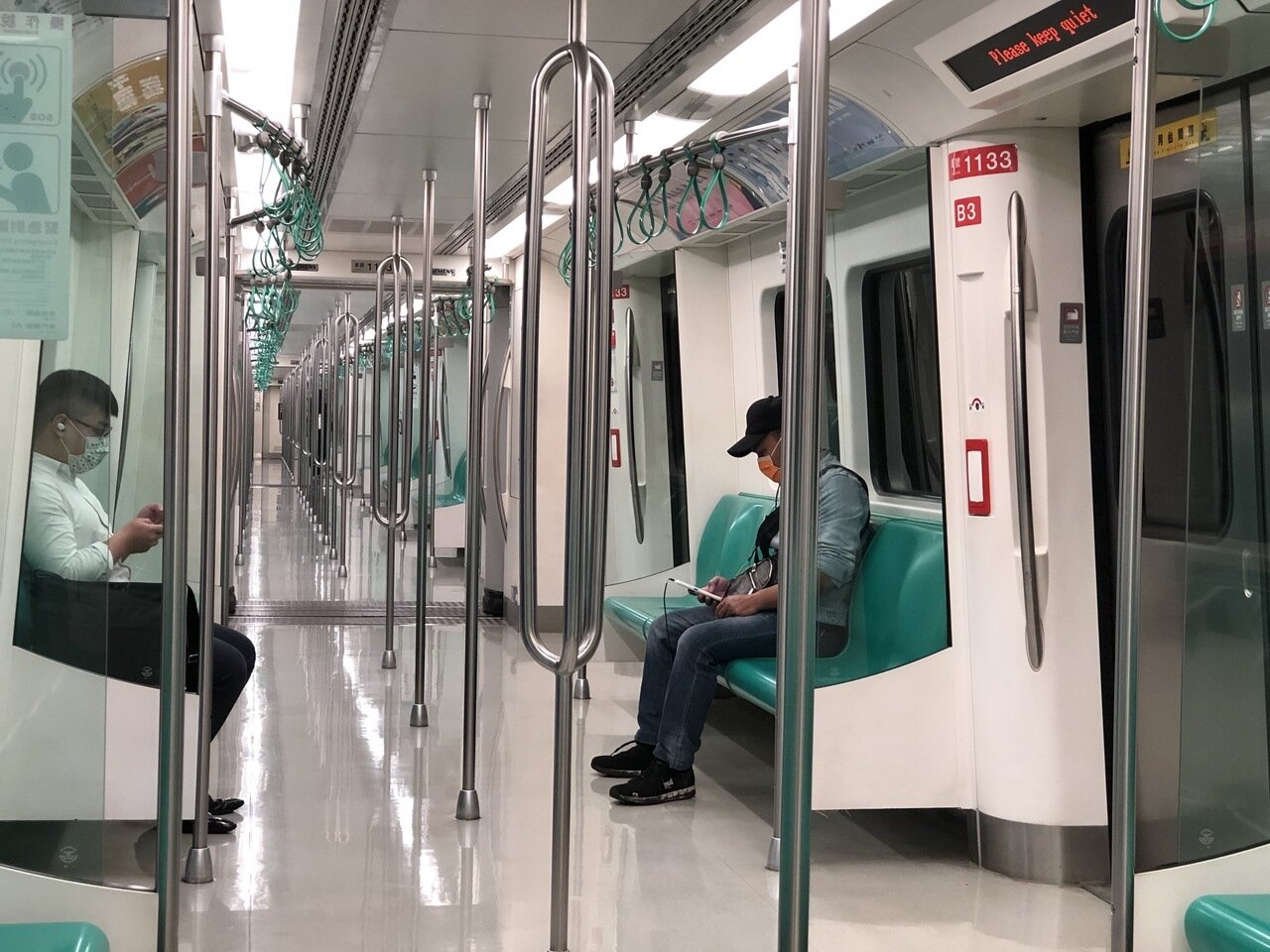 受疫情衝擊，高捷運量大減，車廂內乘客不多，顯得冷清。記者王慧瑛／攝影