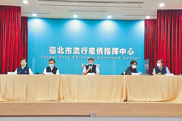 中央流行疫情指揮中心8日對部分場域有條件「微解封」,但台北市長柯文哲(中)表示,中央沒時間跟他商談。圖/台北市政府提供