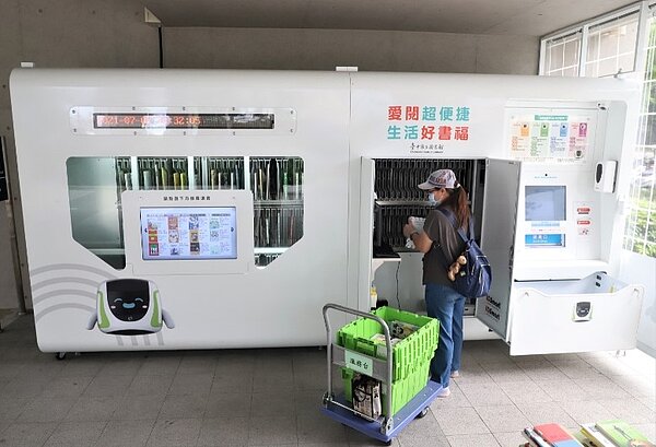 中市圖人員每日到自助借還書站補書。圖/台中市政府提供