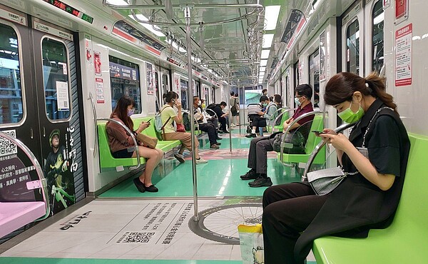 台中捷運運量逐漸回升,但大眾運輸人員還沒打疫苗,員工人心惶惶。圖/聯合報系資料照