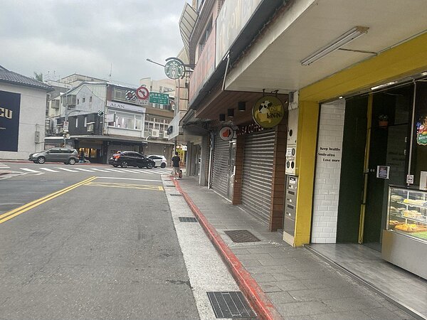 受到疫情衝擊,台北市議員王鴻薇指出,她調查部分大學周邊商家狀況,發現許多商家倒閉,或是暫停營業許久,昂貴的租金讓商家根本撐不下去。圖/王鴻薇議員辦公室提供