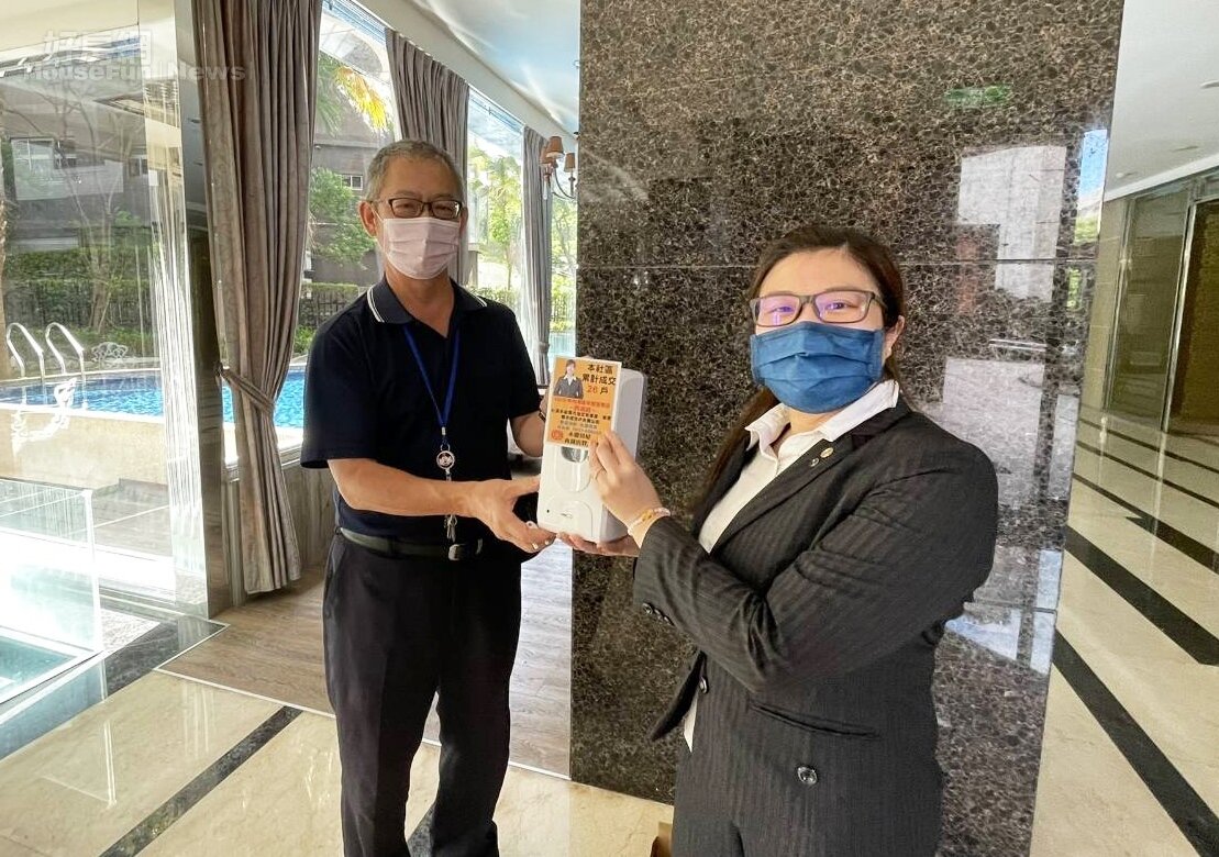 貼心服務再升級，贈送感應式酒精消毒機讓住戶們可以消毒雙手。圖／永慶房屋提供