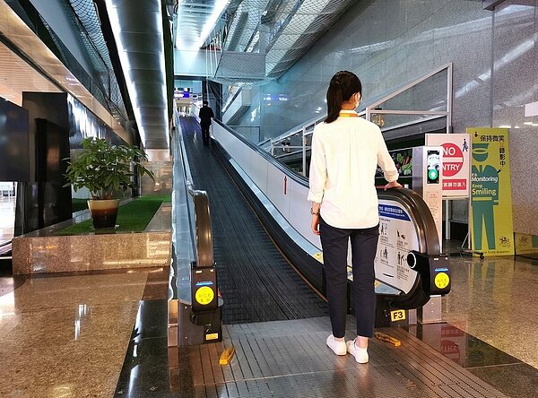 機場公司於第二航廈地下室美食街兩座人流量較大的上行電坡道加裝紫外線殺菌機,讓旅客使用時可更加安心。 圖/桃園機場公司提供