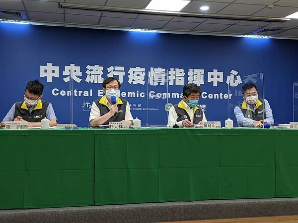 醫療應變組副組長羅一鈞(由左至右)、發言人莊人祥、指揮官陳時中、副指揮官陳宗彥。圖/記者謝承恩攝影