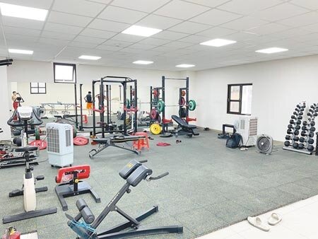 桃園市健身房擬開放，但業者、教練、民眾都認為開放太危險，並質疑消毒到底如何確實。（賴佑維攝）