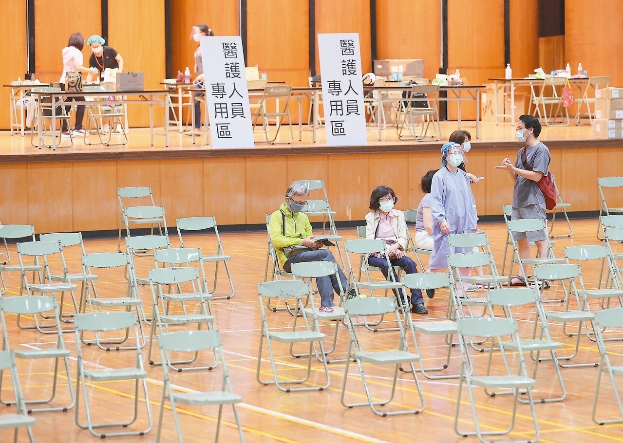 全台新冠疫苗施打不到三百萬劑,醫界憂打太慢。圖為新北莫德納疫苗施打站。記者潘俊宏/攝影