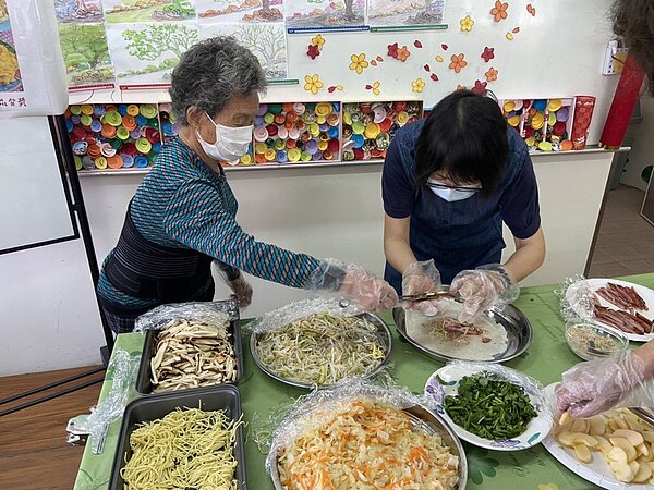 照顧者盼日照中心和社區失智據點服務盡快恢復。圖/草屯療養院提供