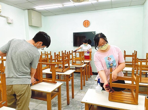 台中市補習班教職員加強教室內清消工作，希望爭取微解封。圖／中華民國補習教育協會提供