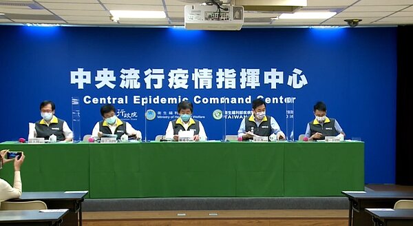 中央流行疫情指揮中心說明10日國內疫情狀況。圖/截自疾管署直播