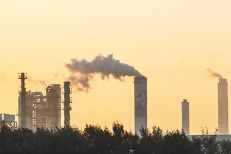 歐盟本月14日將提案報告課徵碳邊境稅,恐衝擊我鋼鐵、塑橡膠等產業出口。(本報資料照片)