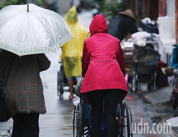 三級警戒之下，原本在日照中心或照顧據點的長輩，本來每天固定出門，如今大多數時間只能關在家裡，他們苦，家屬照顧壓力更大。示意圖。 本報系資料照