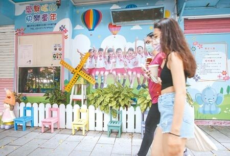 許多家長要上班無法長期請防疫照顧假很傷腦筋,台北市副市長黃珊珊透露,考慮7月19日開放公托。圖/粘耿豪攝