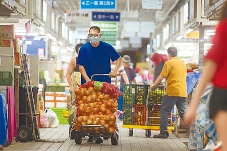 台北市3市場群聚,由於大規模採檢新增個案為個位數,中央疫情指揮中心昨宣布市場疫情受控,「聯合前進指揮所」解編。圖為台北市環南市場攤商叫貨備料。(杜宜諳攝)