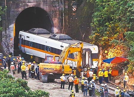 台鐵太魯閣號出軌案百日，有罹難者家屬感嘆，近日交通部業務重心轉往防疫，大家似乎淡忘3個多月前發生的太魯閣號事故。（趙雙傑攝）