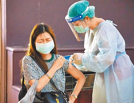 台北市傳出有幼兒園疫苗施打造冊有8人,結果市府僅讓7人施打,挨轟二桃殺三士。圖為北市教甄專案人員注射疫苗。(本報資料照片)