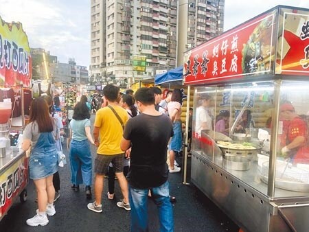 迎接微解封復業,桃園市的夜市攤商做足防疫準備。圖/記者呂筱蟬攝