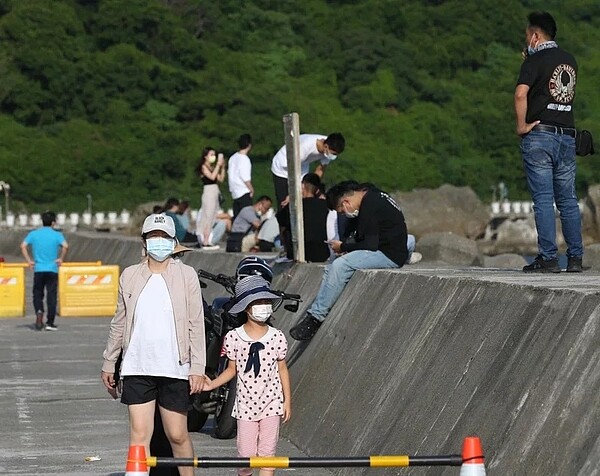 今天是假日,西子灣出現出遊人潮。記者劉學聖/攝影