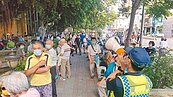 台南施打免預約　協進國小擠爆引民怨