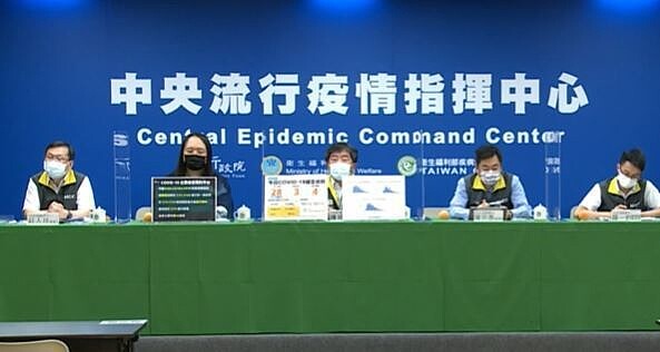 指揮中心記者會由左到右為發言人莊人祥、行政院政務委員唐鳳、中央流行疫情指揮中心指揮官陳時中、副指揮官陳宗彥、醫療應變組副組長羅一鈞。圖/取自直播畫面