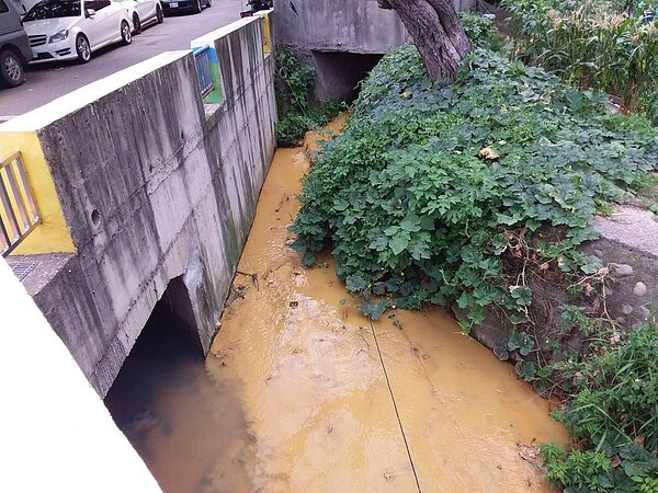 桃園市環保局查獲桃園區一處建築工地廢排黃泥廢水不當，汙染茄苳溪、南崁溪開罰。圖／環保局提供
