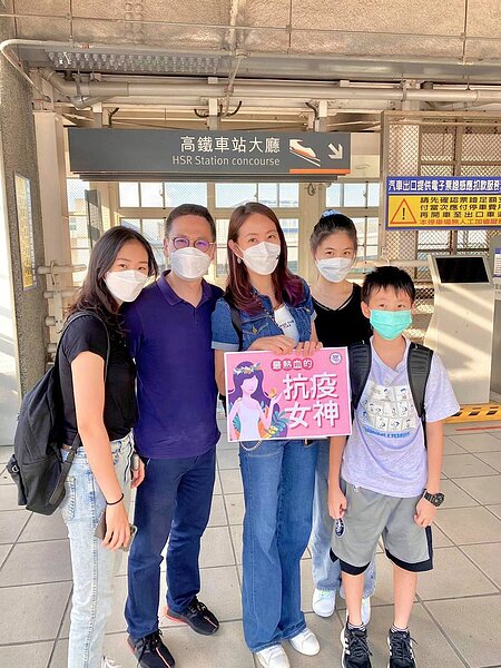 賈永婕一家四口都幫忙投入捐贈醫療器材的善行。 圖/擷自賈永婕臉書