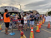 關不住了　高雄夜市、沙灘湧人潮