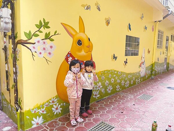 桃園市水務局推出用戶接管後巷環境改造,在楊梅設置的「童話世界」主題,獲得幼童歡迎。(桃園市水務局提供/賴佑維桃園傳真)