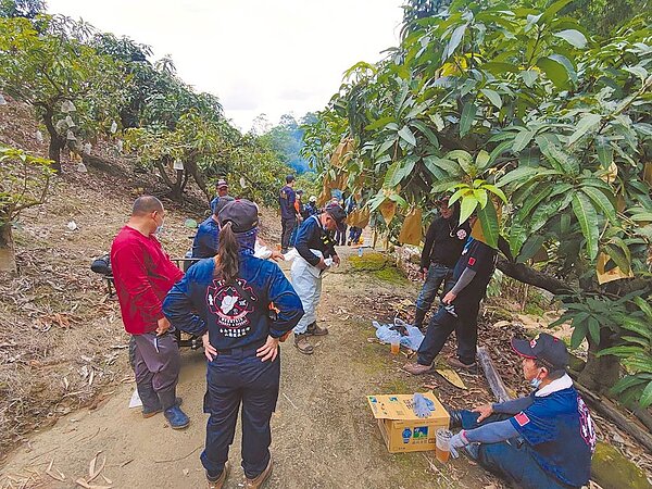 台南葉姓退休教授6月底失蹤,台南市消防局連日出動分隊義消及民間救難團體,日以繼夜展開搜救。(讀者提供/張毓翎台南傳真)