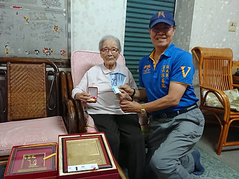 里長於重陽節拜訪百歲人瑞。圖／里長陳萬龍提供