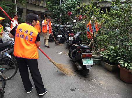 環保義工隊打掃里區。圖/里長林全義提供