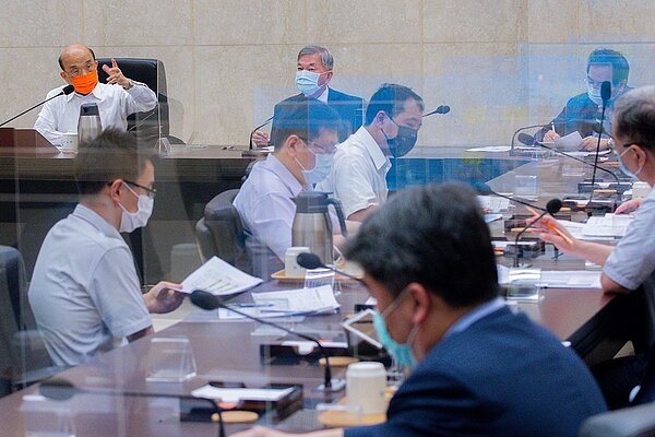 行政院指出，明、後年將計畫預計採購至少1500萬劑次世代的莫德納疫苗，目前都已進行相關作業程序。圖／行政院