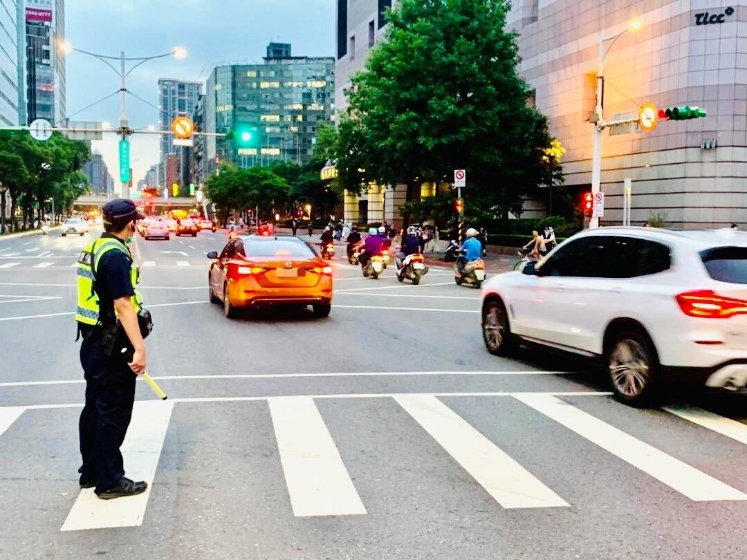 因應防疫微解封北市警局加強交通疏導。圖/北市府提供