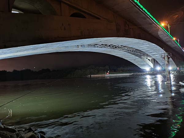 台南運河添亮點,12橋梁光雕串連如鑽石項鍊。圖/台南市政府提供