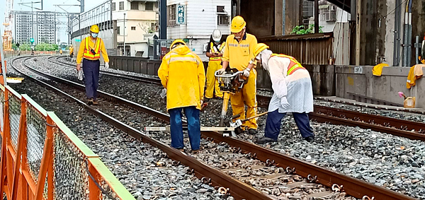 台南鐵路地下化大雨鬆動路基，鐵道局加強灌漿。圖／台南市政府提供