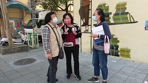 正在人行道整修會勘的里長鄭珍珍(左一)。圖/擷取自臺北市鄰里服務網