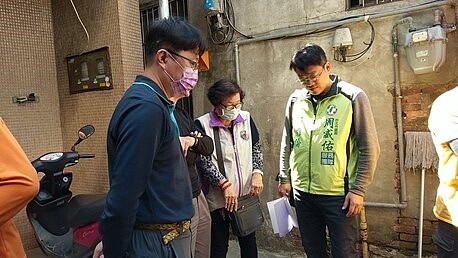 110年2月24日南海路40巷地面裂縫會勘。圖/擷取自臺北市鄰里服務網