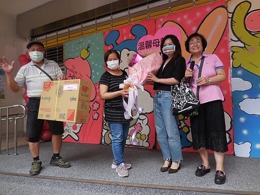 里長鄭珍珍（右一）。圖／擷取自臺北市鄰里服務網	