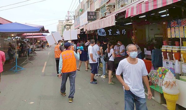 興達港漁市人潮管不住,高雄市勒令休市改進才准復業。圖/高雄市經發局提供