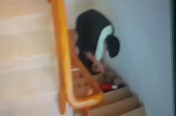 謝姓男子疑似拿走廖姓雇主的隨身包，偷走裡頭的2萬5800元。記者王怡蓁／翻攝