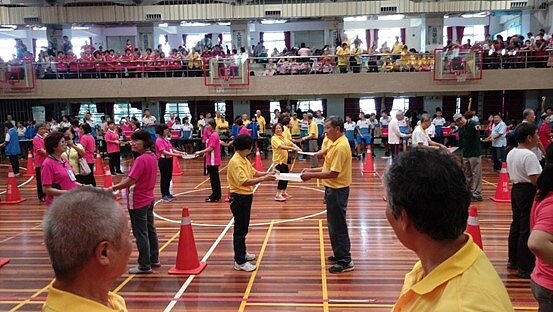 螢圃里參加銀髮族運動會，與其他鄰里交流。圖／擷取自臺北市鄰里服務網