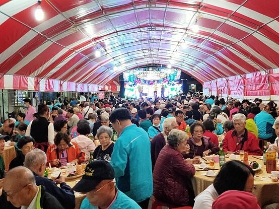 螢圃里重陽節聚餐場面浩大，熱鬧非凡。圖／擷取自臺北市鄰里服務網