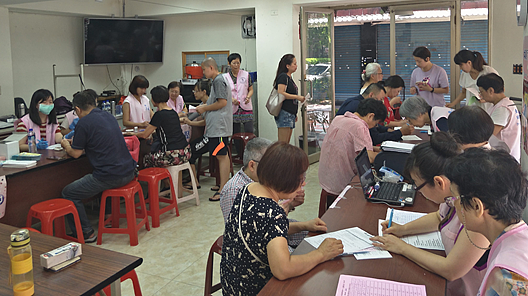 健康篩檢也是銀髮族照護的一環，里民前往活動中心進行檢查。圖／擷取自臺北市鄰里服務網