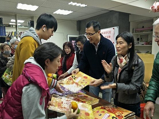 里辦公處發送手提燈籠慶元宵。圖／擷取自臺北市鄰里服務網