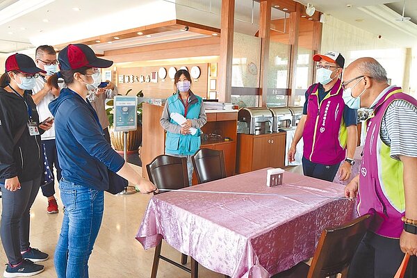 澎湖縣聯合稽查小組首波餐廳開放內用查核，結果都不合格。（縣府提供／陳可文澎湖傳真）