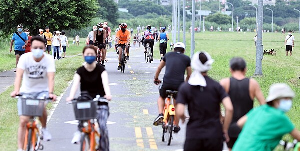 北市運動微解封，自7月13日起也可以選擇至運動場所從事中低強度的身體活動。記者侯永全／攝影 