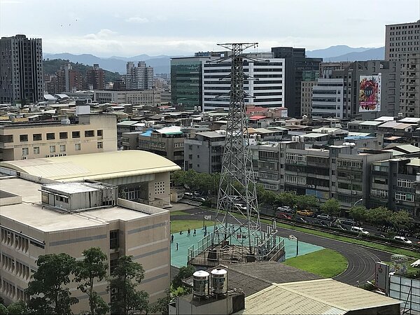 先前位於麗山國小的電塔。記者游智文/攝影