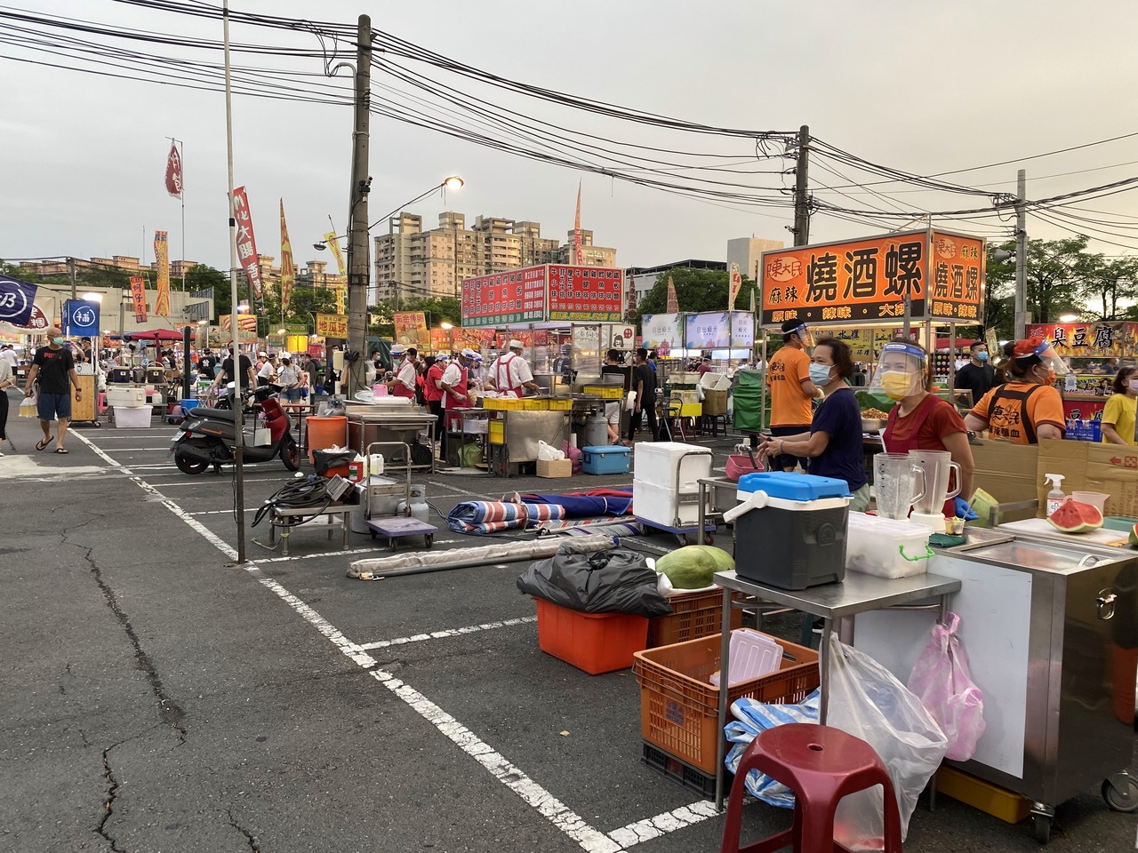 台南大東夜市今天晚上開放，但到場的攤商只有3分之一。記者修瑞瑩／攝影